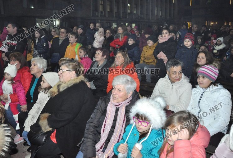Дядо Коледа рокер пристигна в Хасково за запалването на светлините на елхата
