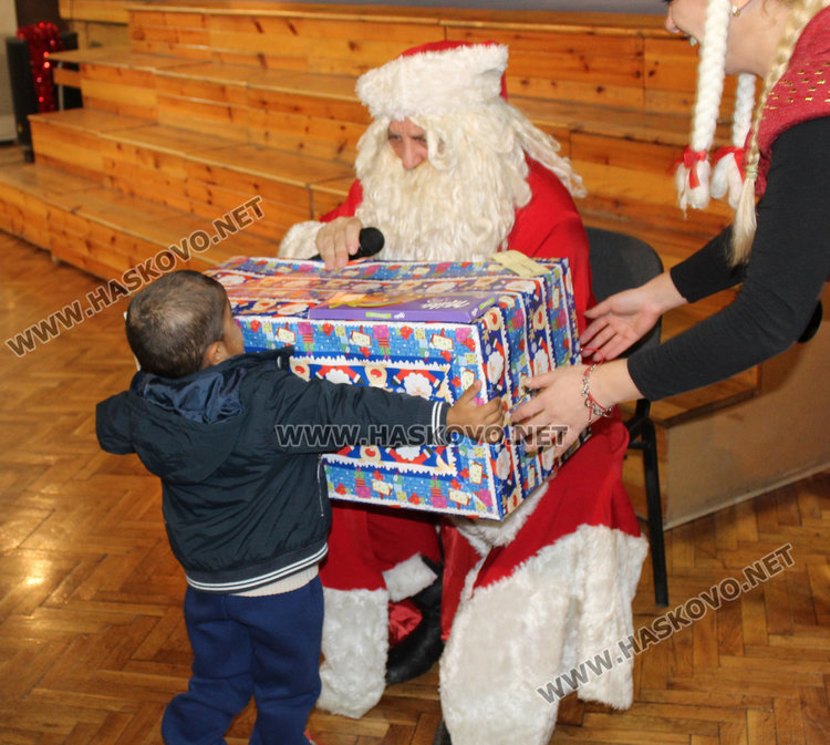 46 деца от приемни семейства получиха подаръци от Дядо Коледа 