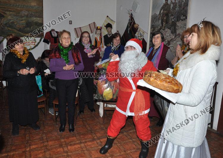  Дядо Коледа донесе много настроение и подаръци в Тракийското дружество
