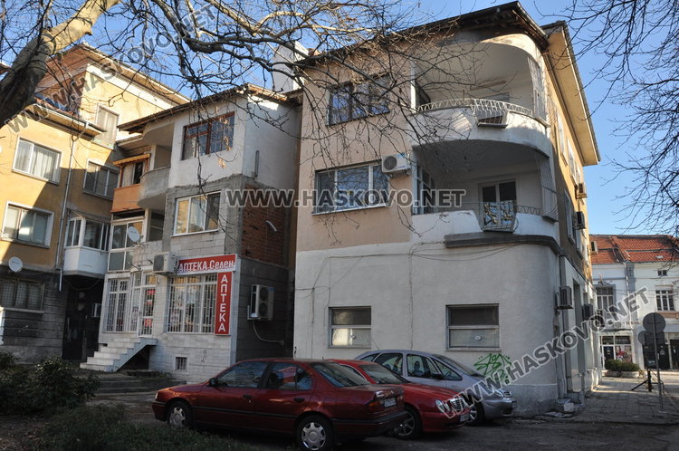 И към съседни сгради има пристроявания