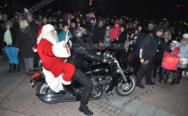 Дядо Коледа рокер пристигна в Хасково за запалването на светлините на елхата