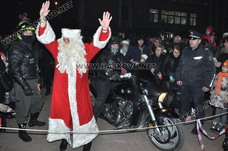 Дядо Коледа рокер пристигна в Хасково за запалването на светлините на елхата