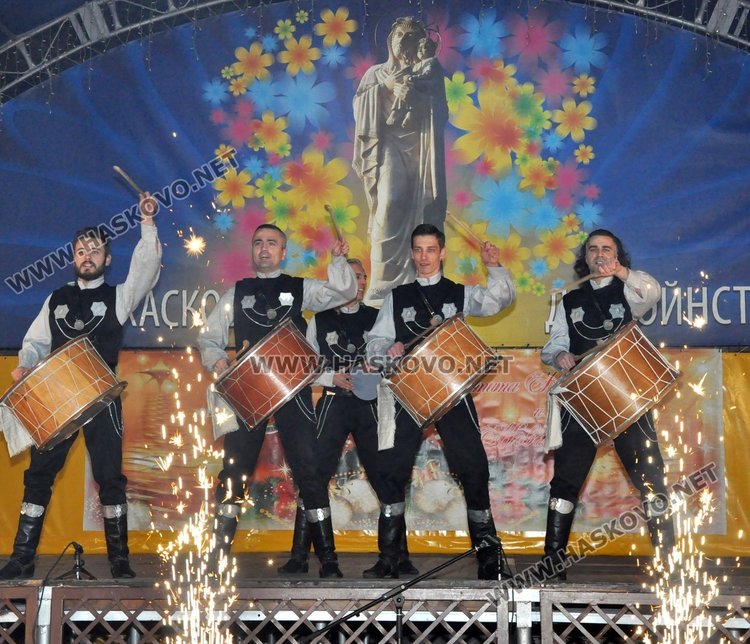 Дядо Коледа рокер пристигна в Хасково за запалването на светлините на елхата