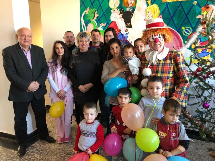 Игри и усмивки зарадваха децата в детското отделение на болницата