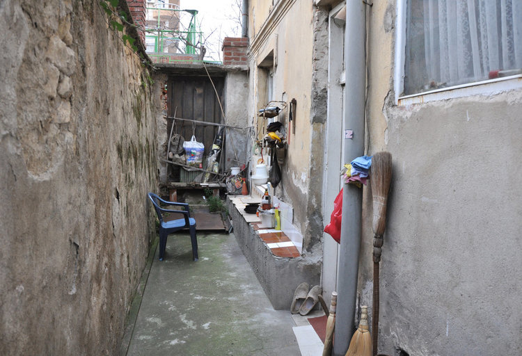 Възрастно семейство тихо гасне в мизерия в Хасково