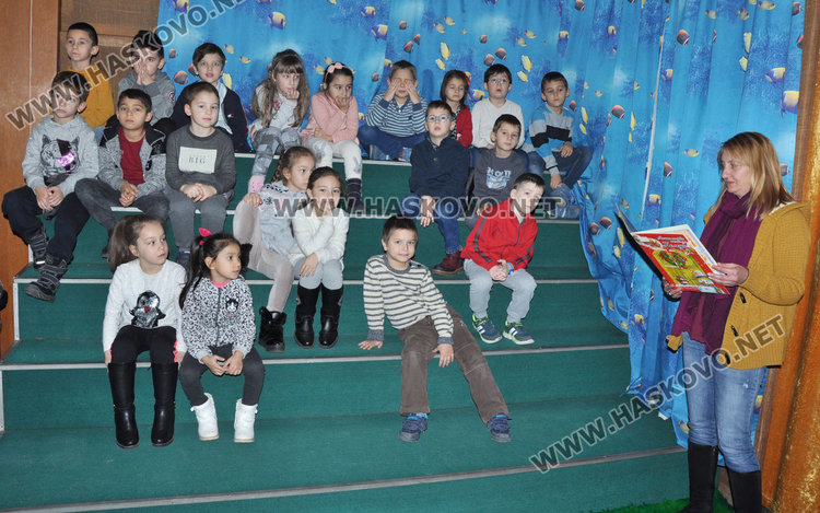 Четат приказки в библиотеката, 1800 деца са нови читатели