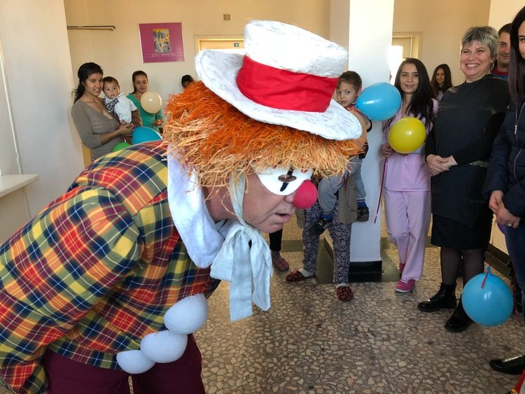 Игри и усмивки зарадваха децата в детското отделение на болницата