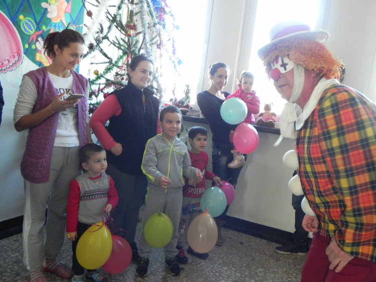 Игри и усмивки зарадваха децата в детското отделение на болницата