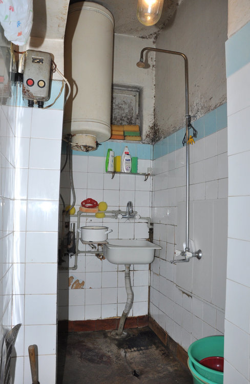 Възрастно семейство тихо гасне в мизерия в Хасково