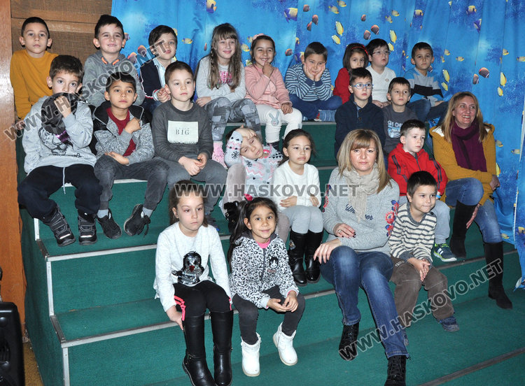 Четат приказки в библиотеката, 1800 деца са нови читатели