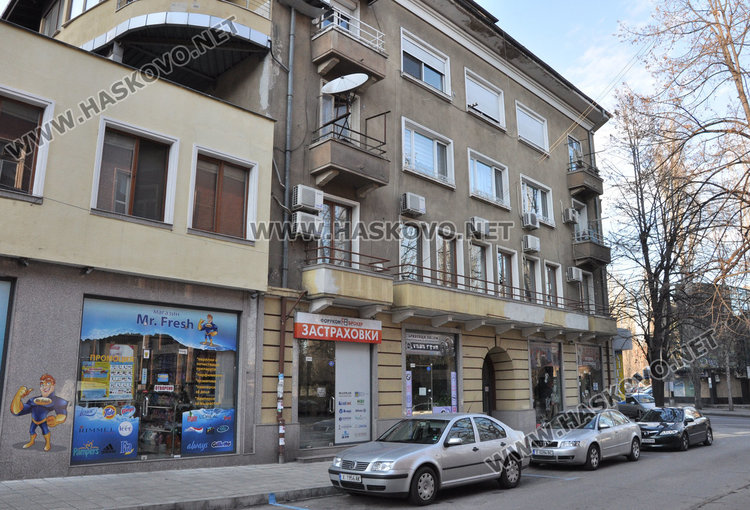 Сградата на кръстовището на булевард "България" и ул. "Арда"