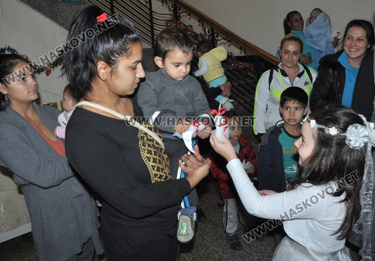 Деца поздравиха болните в Детско, Дядо Коледа им раздаде торбички