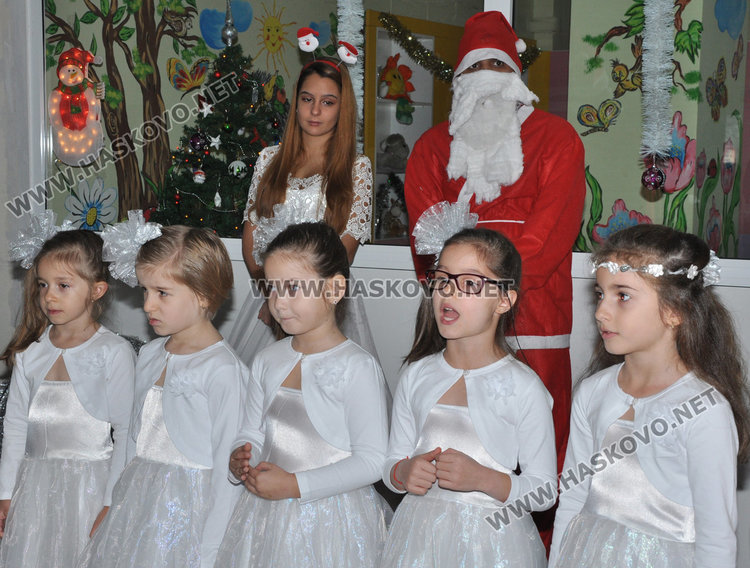 Деца поздравиха болните в Детско, Дядо Коледа им раздаде торбички