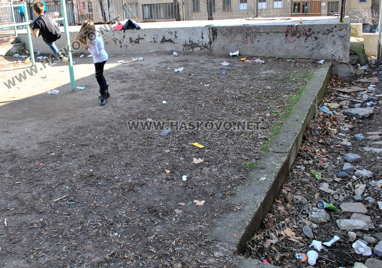 Паркът до “Иван Рилски” тъне в боклуци, учител-бабаит забранява снимането