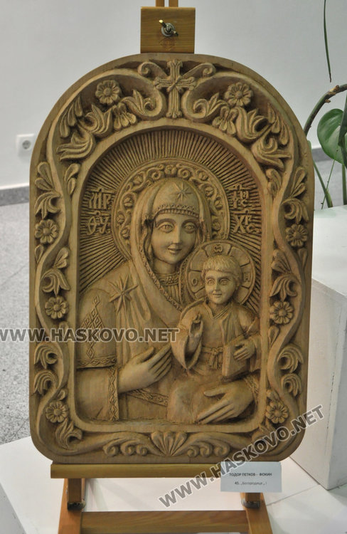 Хасковските художници подредиха 47 платна в Коледна изложба