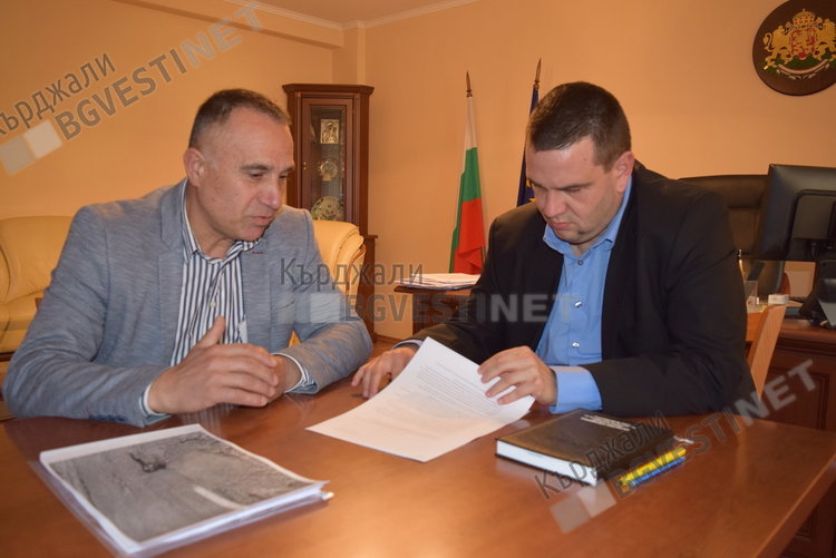 Жители на Джебелско с подписка до Никола Чанев, искат съдействие за ремонт на важен път