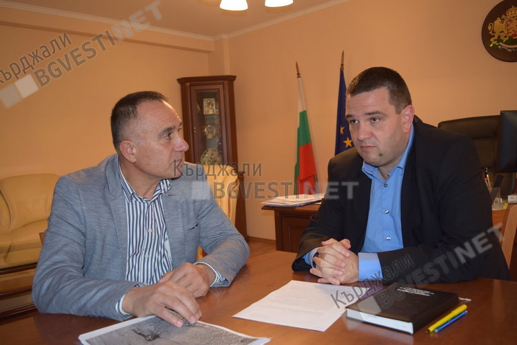 Жители на Джебелско с подписка до Никола Чанев, искат съдействие за ремонт на важен път