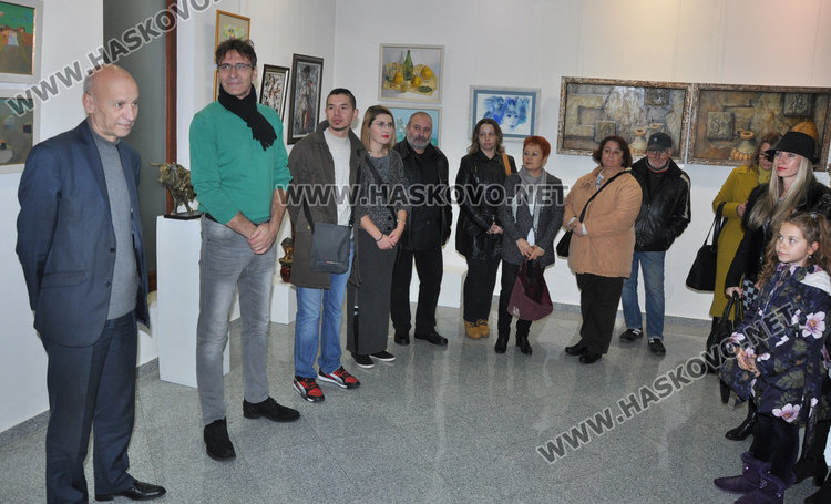 Хасковските художници подредиха 47 платна в Коледна изложба