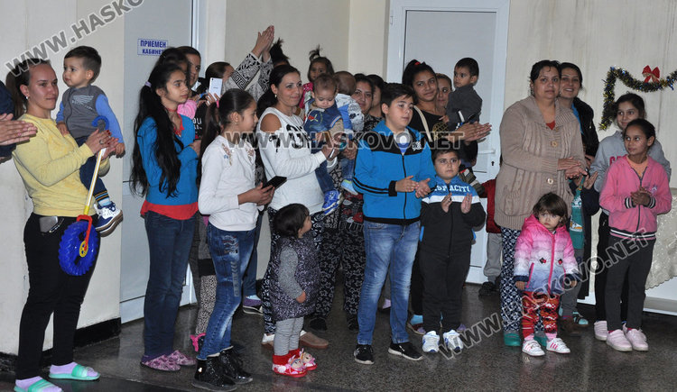 Деца поздравиха болните в Детско, Дядо Коледа им раздаде торбички