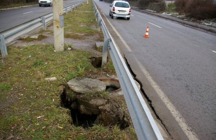Пропаднала е лявата лента на път I-6 посока София