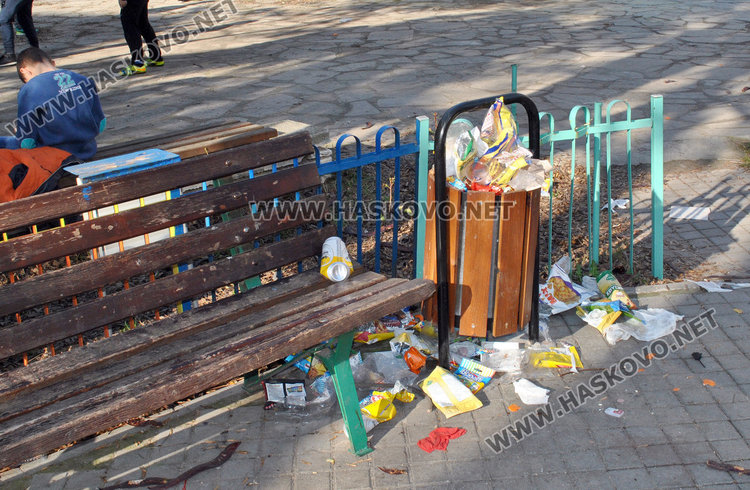 Паркът до “Иван Рилски” тъне в боклуци, учител-бабаит забранява снимането