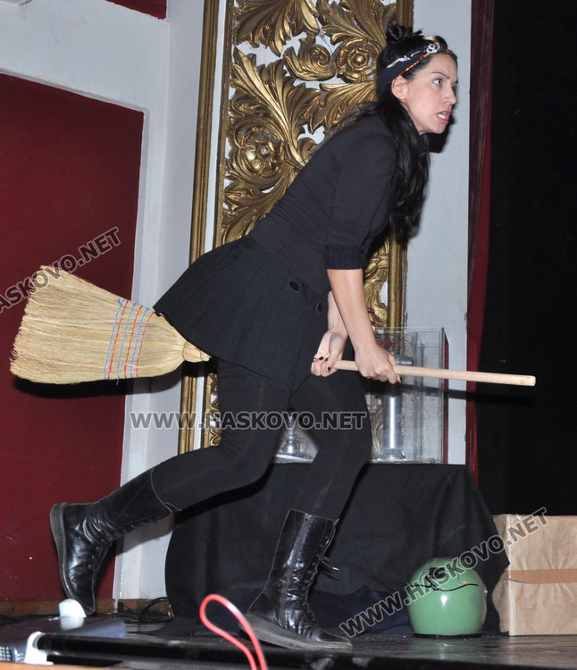 „Червената или черната“ – коя гърми? Отговорът – в събота на сцената на театъра