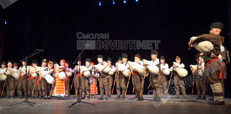 Гайдарите от Детско-юношеска група "Апостол Кисьов", към 101 каба гайди