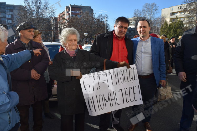 Червен протест след син призив срещу увеличението на данъците в Кърджали,ДПС с компромис