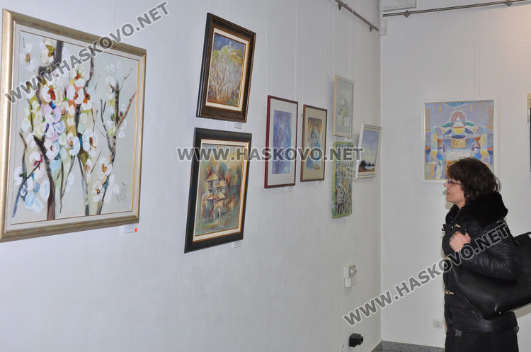 Хасковските художници подредиха 47 платна в Коледна изложба