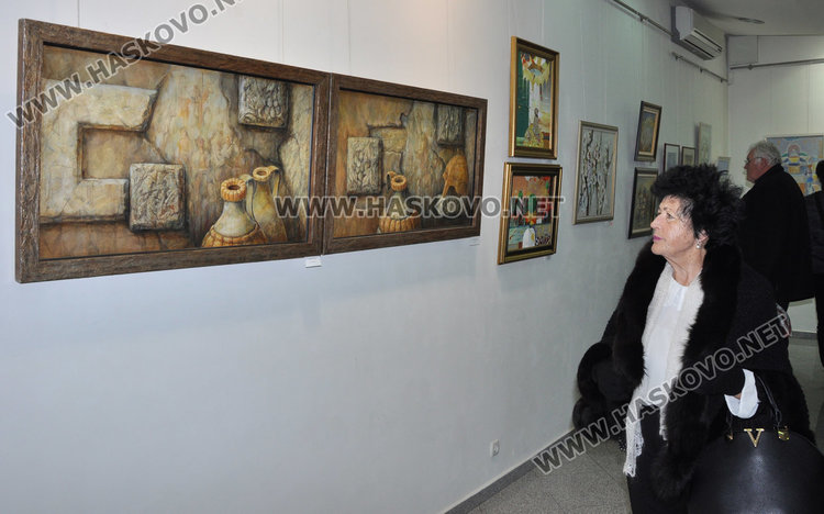 Хасковските художници подредиха 47 платна в Коледна изложба