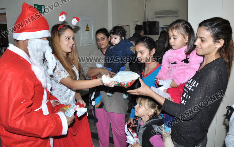 Деца поздравиха болните в Детско, Дядо Коледа им раздаде торбички