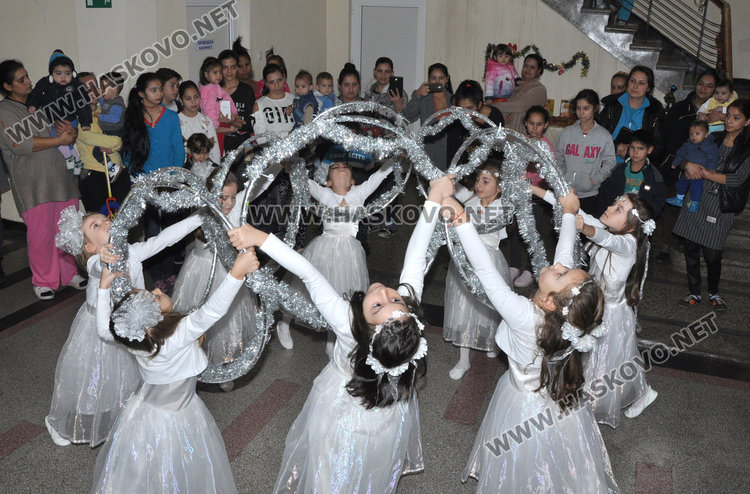 Деца поздравиха болните в Детско, Дядо Коледа им раздаде торбички