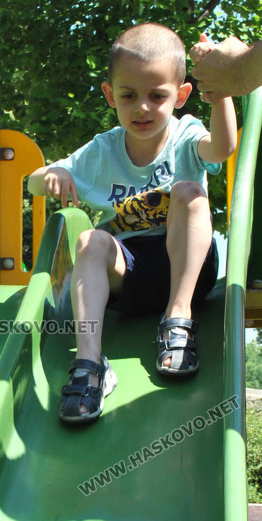 Магистрати, полицаи и общинари играят баскетбол в подкрепа на Дани и Криси