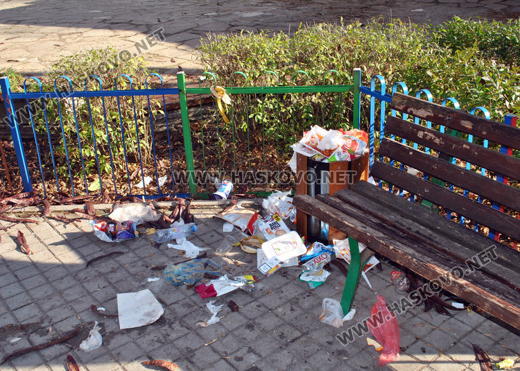 Паркът до “Иван Рилски” тъне в боклуци, учител-бабаит забранява снимането