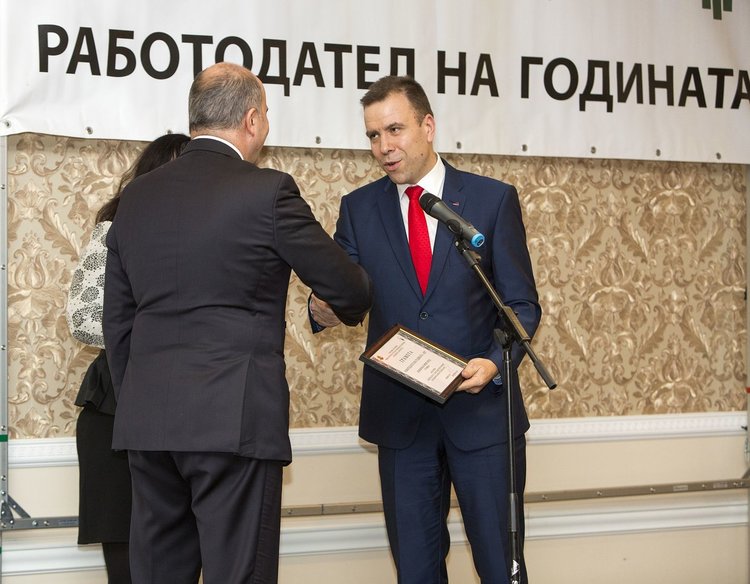 Максим Заклецкий, директор на завода в Димитровград, получи наградата от министъра на труда и социалната политика Бисер Петков, автор на снимката - Калоян Георгиев