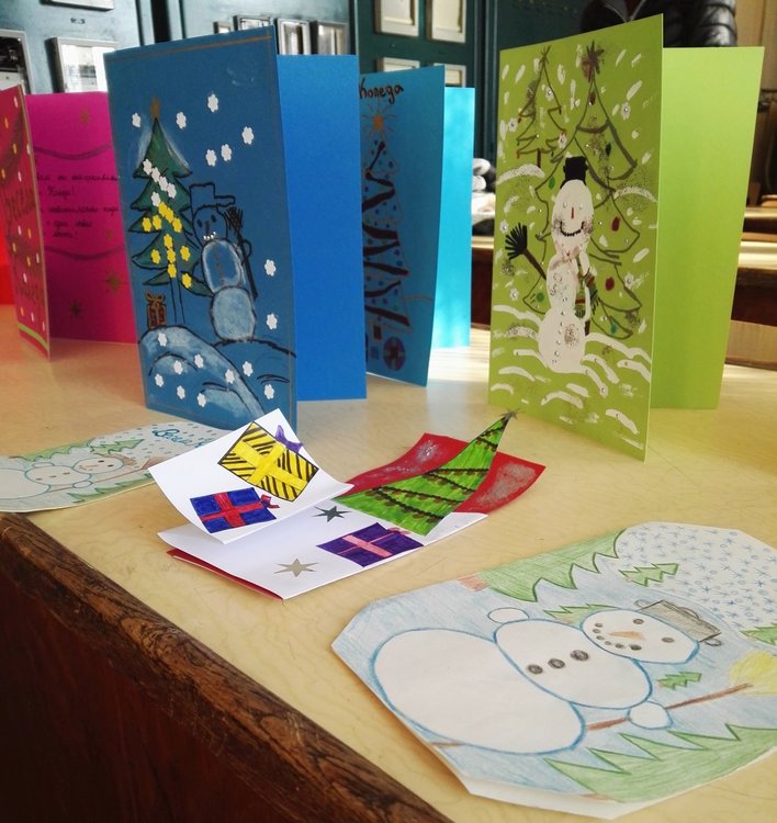 Гимназисти изработиха коледни картички за благотворителен базар