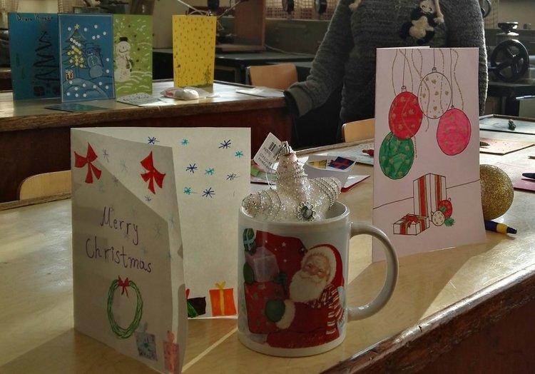 Гимназисти изработиха коледни картички за благотворителен базар