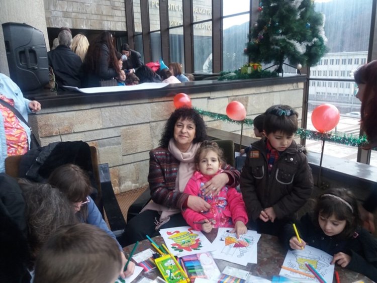  Eвродепутат и кмет подариха коледен празник на 180 деца със специални образователни потребности