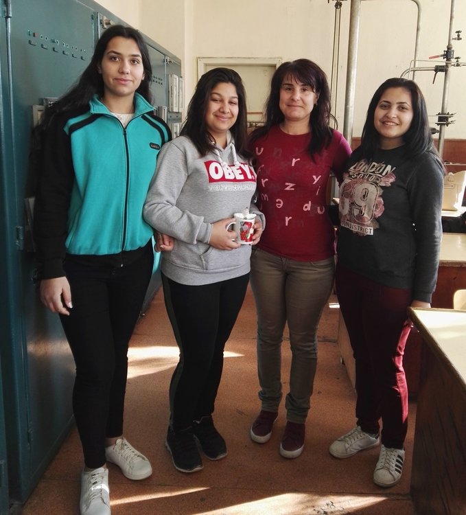 Гимназисти изработиха коледни картички за благотворителен базар