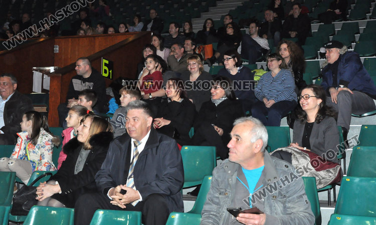 Близо 4000 събраха за Дани и Криси от благотворителния баскетбол, съдиите шампиони