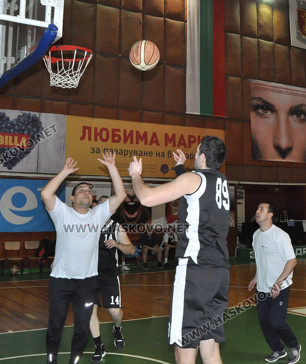 Близо 4000 събраха за Дани и Криси от благотворителния баскетбол, съдиите шампиони