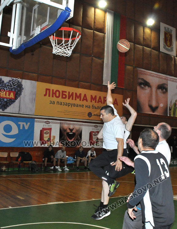 Близо 4000 събраха за Дани и Криси от благотворителния баскетбол, съдиите шампиони