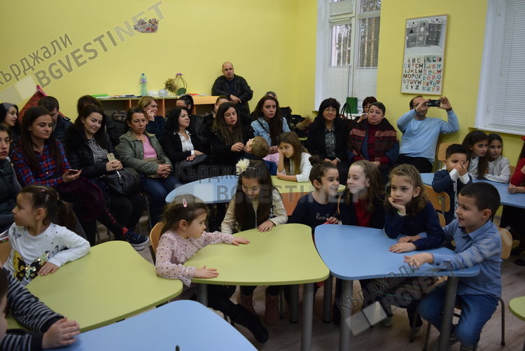 Детският езиков център към Филиала с програма за Коледа