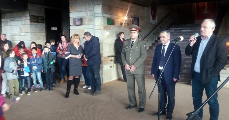  Eвродепутат и кмет подариха коледен празник на 180 деца със специални образователни потребности