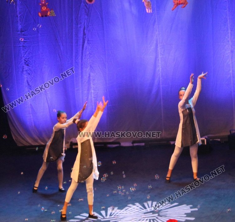 Дядо Коледа бе специален гост на концерта на Детски и младежки център