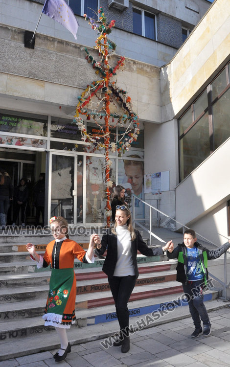 Голямата сурвачка носи пожелание за здраве на Хасково