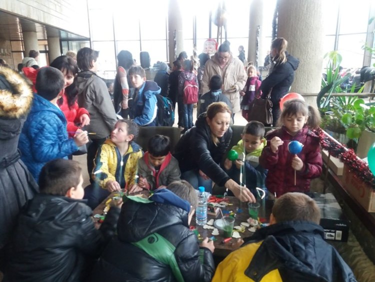  Eвродепутат и кмет подариха коледен празник на 180 деца със специални образователни потребности