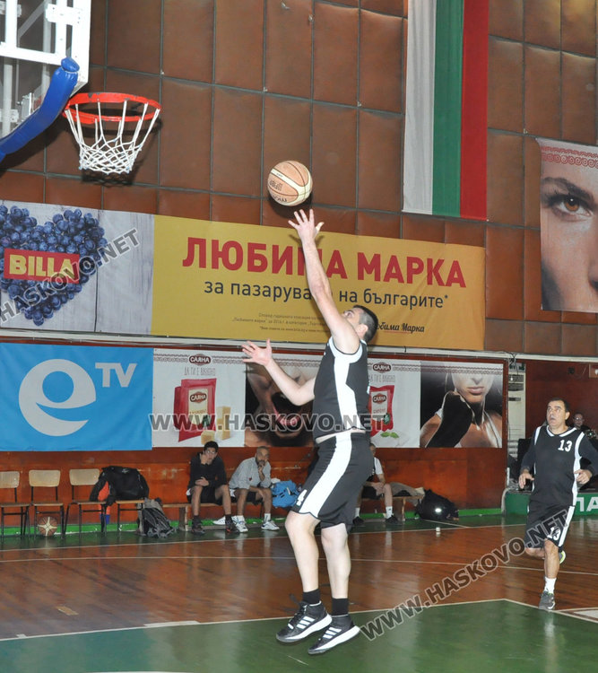 Близо 4000 събраха за Дани и Криси от благотворителния баскетбол, съдиите шампиони