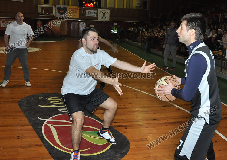 Близо 4000 събраха за Дани и Криси от благотворителния баскетбол, съдиите шампиони