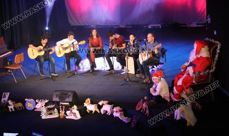 Дядо Коледа бе специален гост на концерта на Детски и младежки център